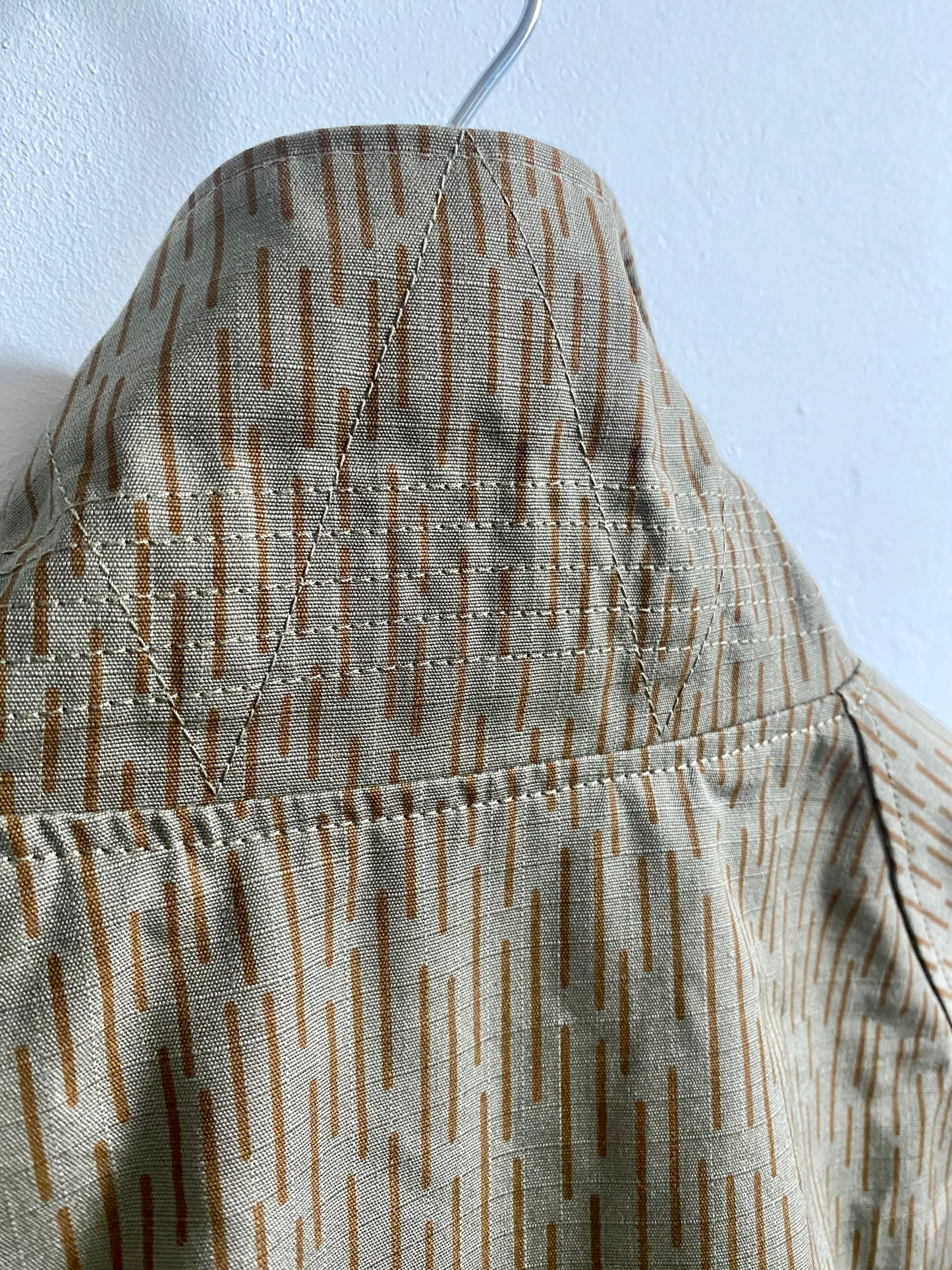 Kinloch strichtarn camo coach jacket back collar detail