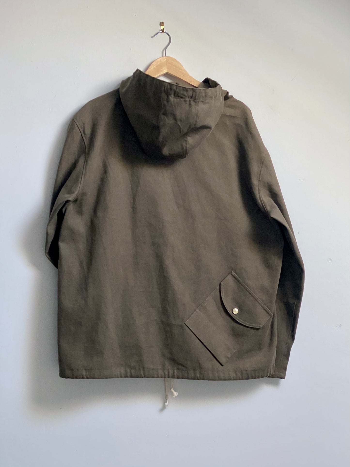 Cadder hooded smock back view with 1 angles pocket and press stud flap closure
