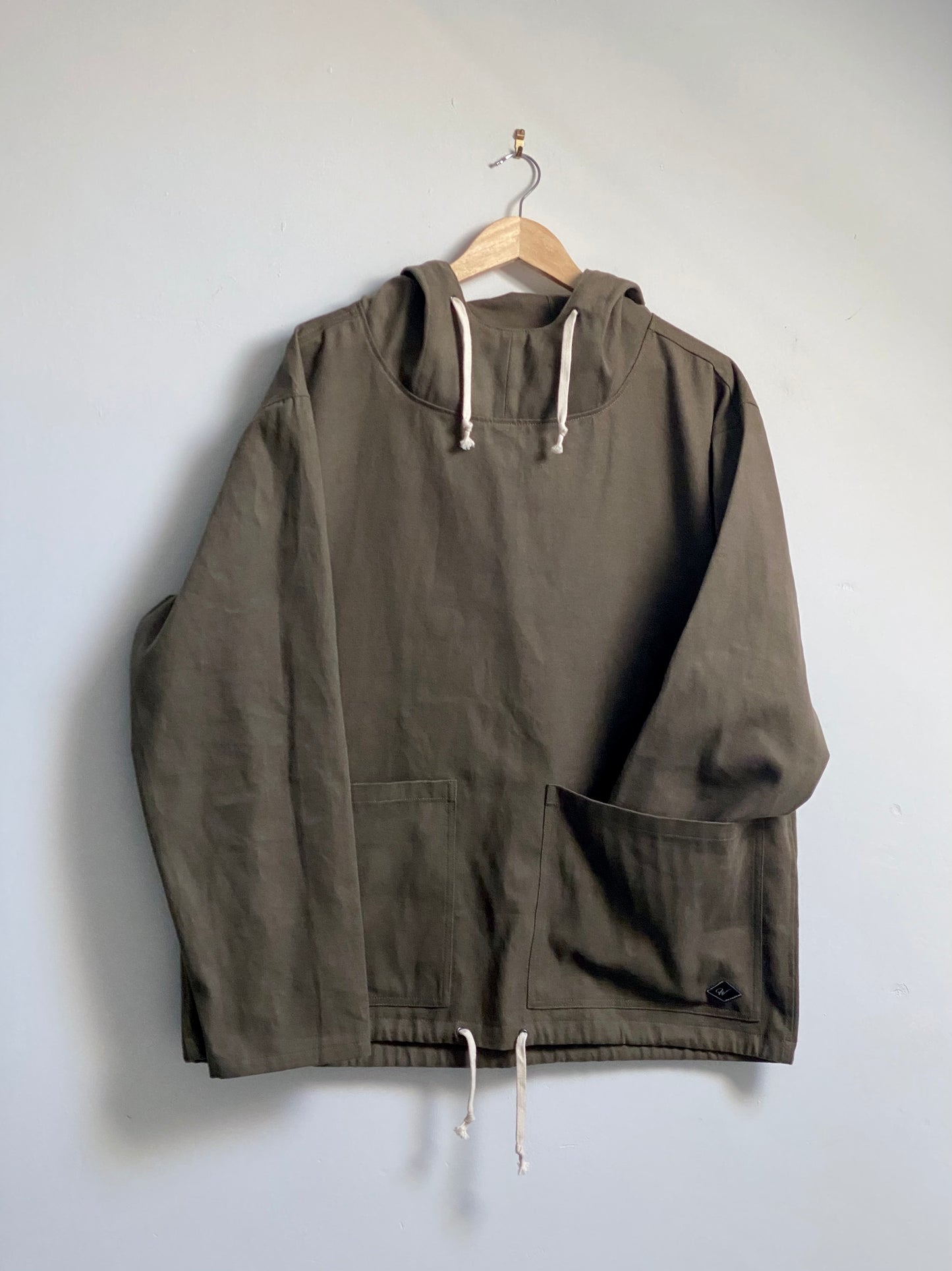 Cadder hooded smock, cotton canvas. Front iew with two large patch pockets.